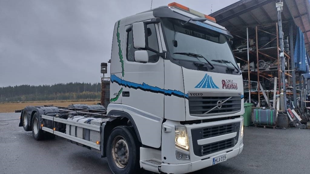 Volvo FH13 6x2 alusta, manuaalivaihteisto - Грузовик-шасси: фото 2 Volvo FH13 6x2 alusta, manuaalivaihteisto - Грузовик-шасси: фото 2