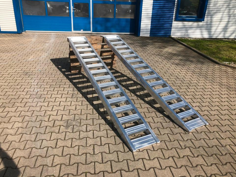 Alurampen Satz 3,50m 4000KG Minibagger Minilader Quad Auffahrrampe *INKL.19% MWST* - Погрузочная рампа: фото 5 Alurampen Satz 3,50m 4000KG Minibagger Minilader Quad Auffahrrampe *INKL.19% MWST* - Погрузочная рампа: фото 5