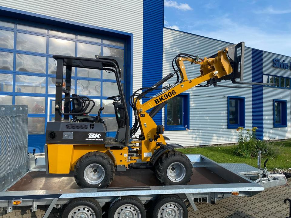 Radlader/Hoflader BK906 inkl. Tieflader und Gabel/Schaufelpaket *INKL.19% MWST*BERGER KRAUS*PERKINS*SOFORT!* - Компактный фронтальный погрузчик, Прицеп: фото 5 Radlader/Hoflader BK906 inkl. Tieflader und Gabel/Schaufelpaket *INKL.19% MWST*BERGER KRAUS*PERKINS*SOFORT!* - Компактный фронтальный погрузчик, Прицеп: фото 5