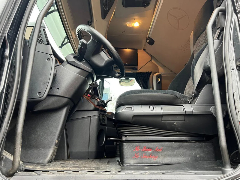 Фото интерьера 1: Тягач Mercedes-Benz Actros 3351 LS 6x4