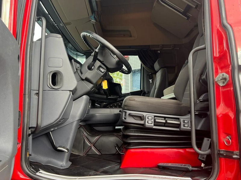 Фото интерьера 2: Тягач Scania R580 8x4