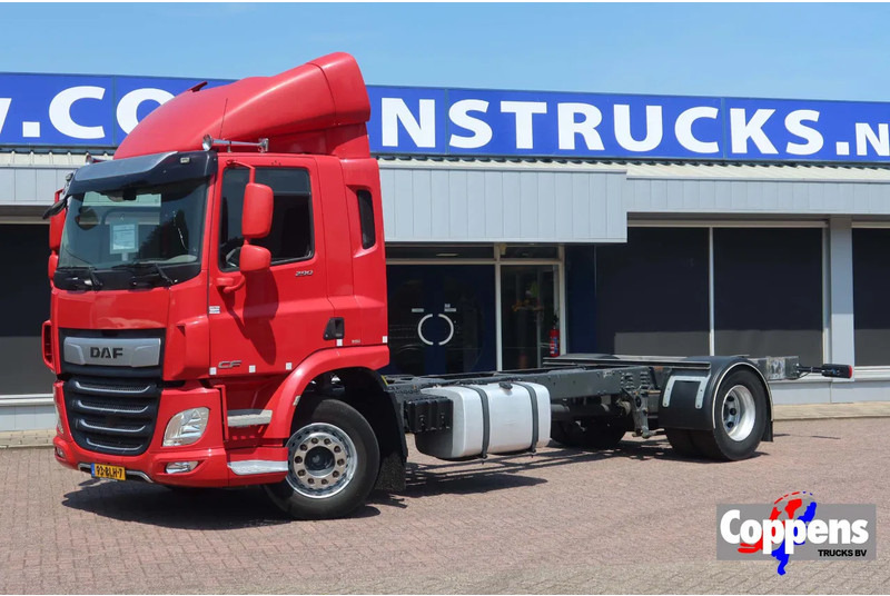 DAF CF 290 FA Chassis + 2500 KG Dhollandia laadklep - Грузовик-шасси: фото 1 DAF CF 290 FA Chassis + 2500 KG Dhollandia laadklep - Грузовик-шасси: фото 1