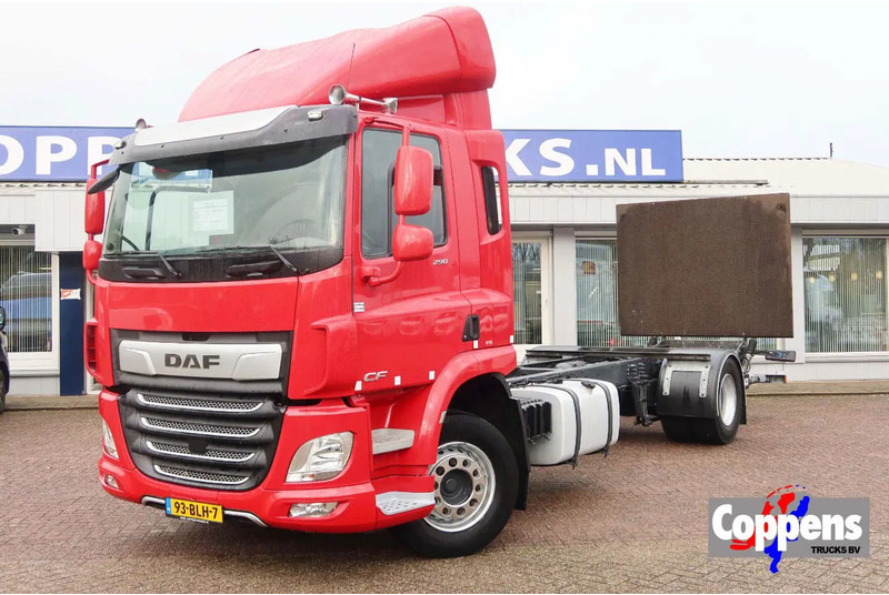DAF CF 290 FA Chassis + 2500 KG Dhollandia laadklep - Грузовик-шасси: фото 1 DAF CF 290 FA Chassis + 2500 KG Dhollandia laadklep - Грузовик-шасси: фото 1