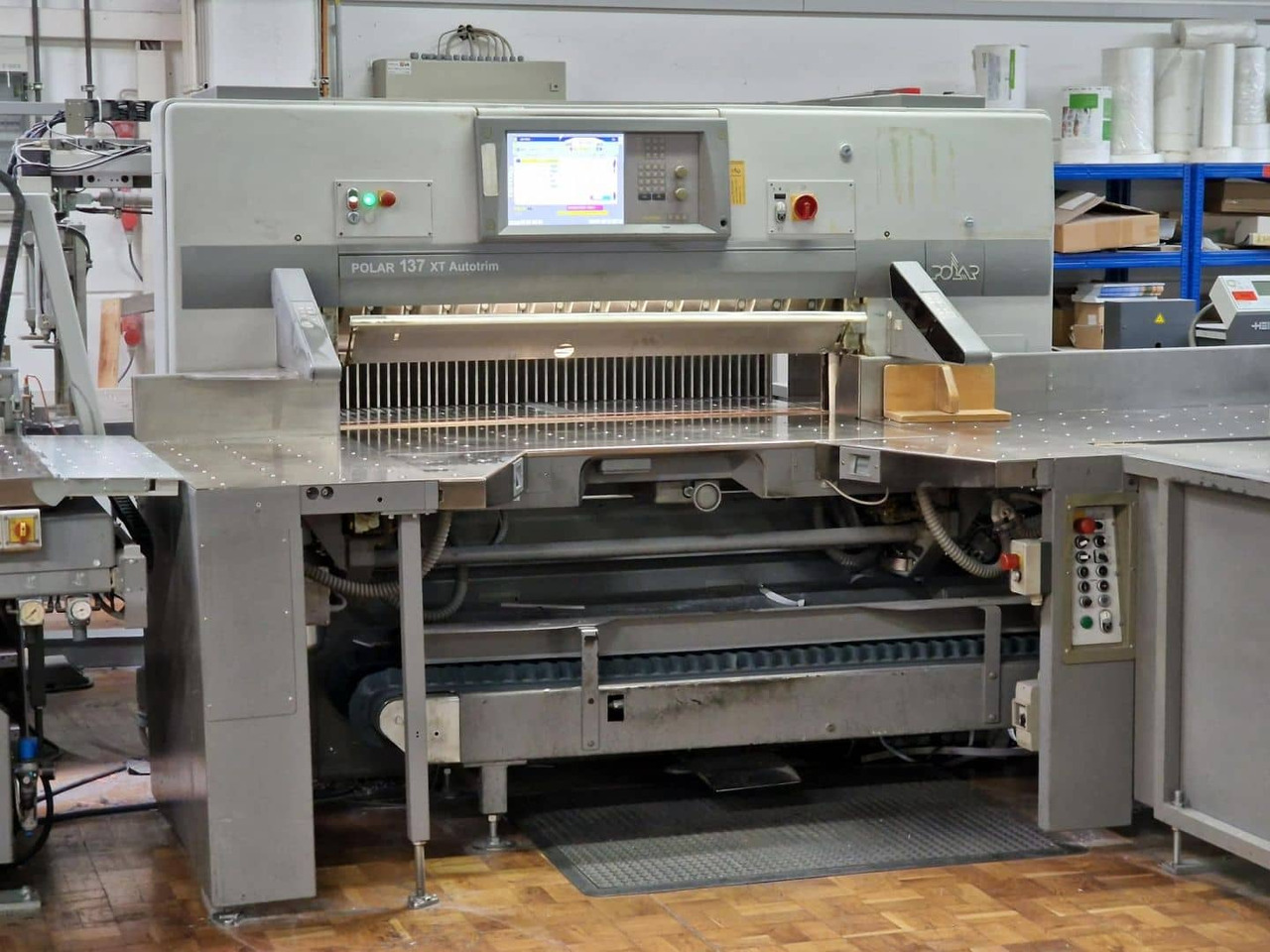 Polar 137XT-AT - Бумагорезательная машина: фото 4 Polar 137XT-AT - Бумагорезательная машина: фото 4
