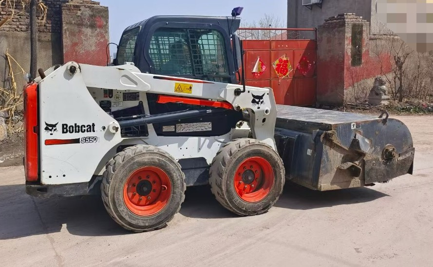 BOBCAT S550 - Мини-погрузчик с бортовым поворотом: фото 2 BOBCAT S550 - Мини-погрузчик с бортовым поворотом: фото 2