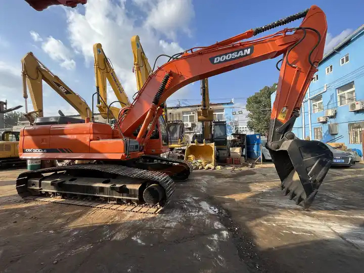 90% new and low hours used excavators Doosan DX300LC second hand excavators 30tons excavator new arrivedd in stock for sale - Экскаватор: фото 5 90% new and low hours used excavators Doosan DX300LC second hand excavators 30tons excavator new arrivedd in stock for sale - Экскаватор: фото 5