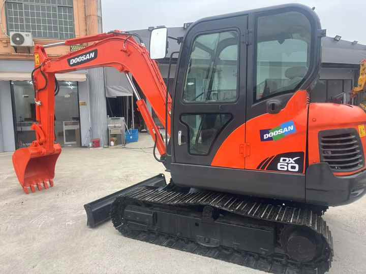 High Quality Hot Selling 6ton Second Hand Excavator Machine Mini Small Excavator DX60-9C Used Doosan Excavator for Sale DX60 - Экскаватор: фото 3 High Quality Hot Selling 6ton Second Hand Excavator Machine Mini Small Excavator DX60-9C Used Doosan Excavator for Sale DX60 - Экскаватор: фото 3