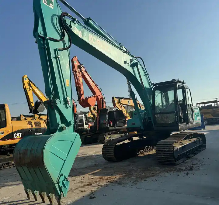 Japan Surplus Construction Excavator Kobelco Sk210 Sk230 Crawler Excavator With Hammer Pipe In Shanghai - Гусеничный экскаватор: фото 3 Japan Surplus Construction Excavator Kobelco Sk210 Sk230 Crawler Excavator With Hammer Pipe In Shanghai - Гусеничный экскаватор: фото 3