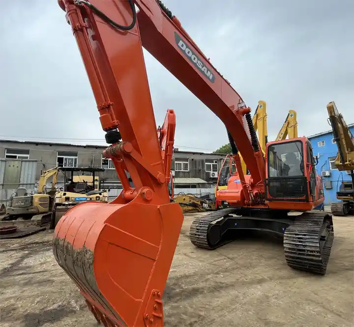 Used original Korea Doosan 20 ton excavator with cheap price and good condition DOOSAN Dx220LC-9e - Гусеничный экскаватор: фото 1 Used original Korea Doosan 20 ton excavator with cheap price and good condition DOOSAN Dx220LC-9e - Гусеничный экскаватор: фото 1