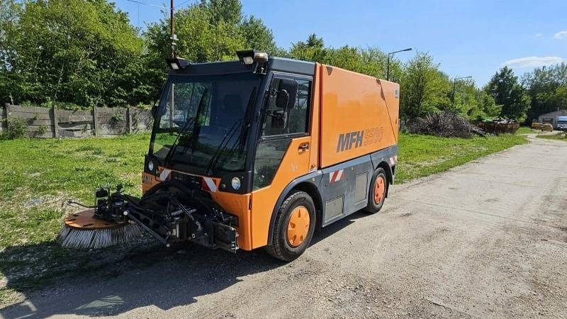 Mfh 5500 sweeper - with air conditionier - Подметально-уборочная машина: фото 2 Mfh 5500 sweeper - with air conditionier - Подметально-уборочная машина: фото 2