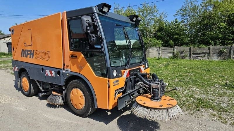 Mfh 5500 sweeper - with air conditionier - Подметально-уборочная машина: фото 1 Mfh 5500 sweeper - with air conditionier - Подметально-уборочная машина: фото 1