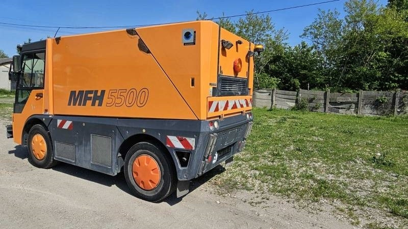 Mfh 5500 sweeper - with air conditionier - Подметально-уборочная машина: фото 4 Mfh 5500 sweeper - with air conditionier - Подметально-уборочная машина: фото 4
