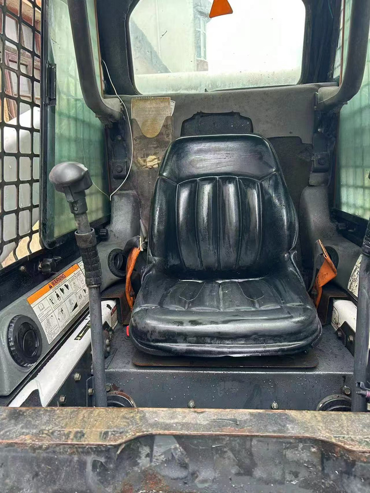 Bobcat S300 - Мини-погрузчик с бортовым поворотом: фото 2 Bobcat S300 - Мини-погрузчик с бортовым поворотом: фото 2