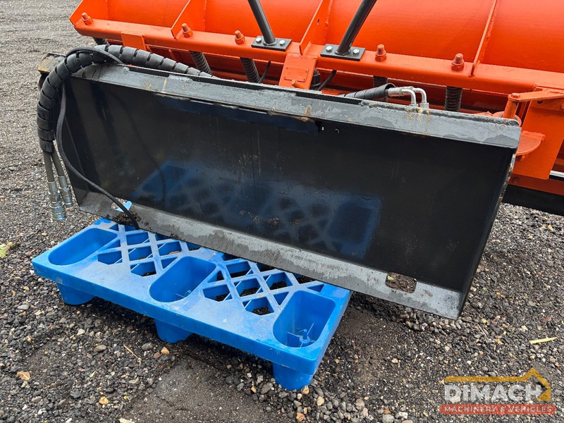 Pronar Snowblade 205 cm Sneeuwschuiver hydraulische draaibaar, met Bobcat opname 205 cm breed - Навесное оборудование: фото 4 Pronar Snowblade 205 cm Sneeuwschuiver hydraulische draaibaar, met Bobcat opname 205 cm breed - Навесное оборудование: фото 4