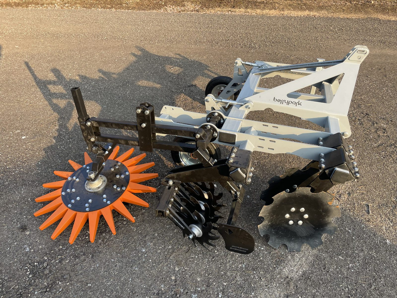 Berrypark Obstgartengerät – Seitenhäcksler / Orchard Weeder / Sarcleuse arboricole / Pielnik sadowniczy - Культиватор: фото 2 Berrypark Obstgartengerät – Seitenhäcksler / Orchard Weeder / Sarcleuse arboricole / Pielnik sadowniczy - Культиватор: фото 2