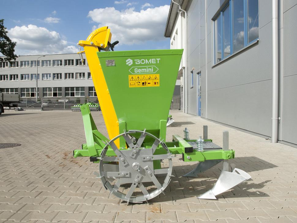 Bomet Kartoffelpflanzmaschine / Potato planter / Planteuse de pomme de terre / Piantapatate / Sadzarka ziemniaków - Картофелесажалка: фото 3 Bomet Kartoffelpflanzmaschine / Potato planter / Planteuse de pomme de terre / Piantapatate / Sadzarka ziemniaków - Картофелесажалка: фото 3