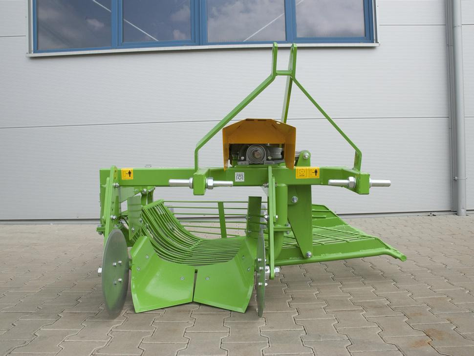 Bomet Siebkettenroder / Potato digger / Arracheuse de pomme de terre / Scavapatate / Однорядная картофельная копалка / Kopaczka do ziemniaków Ursa Z655 - Картофелеуборочный комбайн: фото 1 Bomet Siebkettenroder / Potato digger / Arracheuse de pomme de terre / Scavapatate / Однорядная картофельная копалка / Kopaczka do ziemniaków Ursa Z655 - Картофелеуборочный комбайн: фото 1