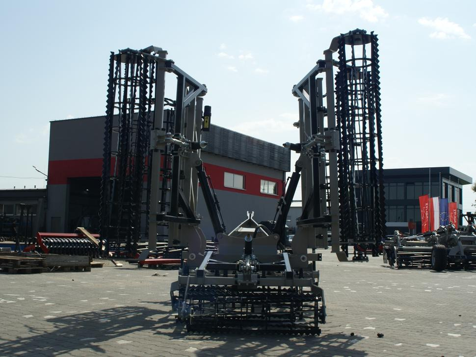 ROLEX Saatbettkombination / Hydraulically cultivator / Vibroculteur / Aggregato di coltivazione / Почвообрабатывающий гидравлический складывающийся агрегат / Agregat uprawowy hydraulicznie składany - Культиватор: фото 3 ROLEX Saatbettkombination / Hydraulically cultivator / Vibroculteur / Aggregato di coltivazione / Почвообрабатывающий гидравлический складывающийся агрегат / Agregat uprawowy hydraulicznie składany - Культиватор: фото 3