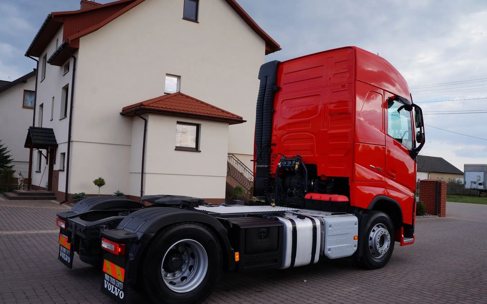 Volvo FH 4 EURO 6 GLOBETROTTER NISKI PRZEBIEG PEŁEN SERWIS - Тягач: фото 5 Volvo FH 4 EURO 6 GLOBETROTTER NISKI PRZEBIEG PEŁEN SERWIS - Тягач: фото 5