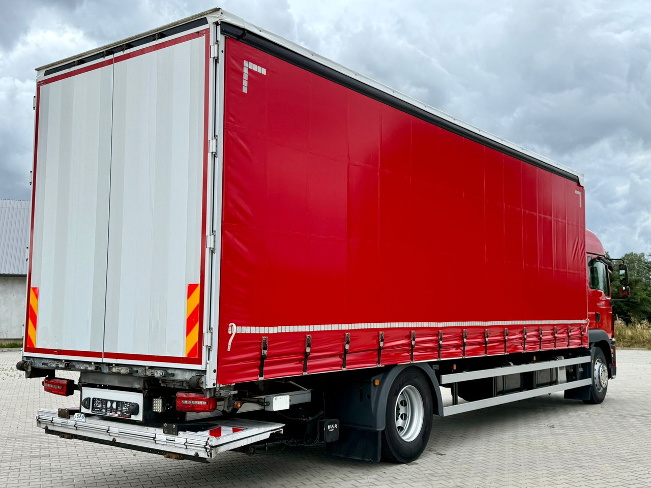 MAN MAN TGM 18.320 ROK PRODUKCJI 2020 NUMER VIN WMAN18ZZ6LY407218 PRZEBIEG 590 TYŚ KM ABS KLIMATYZACJA EL.SZYBY EL.LUSTERKA WIELOFUNKCYJNA KIEROWNICA LODÓWKA KABINA SYPIALNA DWA ŁÓŻKA OGRZEWANIE POSTOJO - Тентованный грузовик: фото 3 MAN MAN TGM 18.320 ROK PRODUKCJI 2020 NUMER VIN WMAN18ZZ6LY407218 PRZEBIEG 590 TYŚ KM ABS KLIMATYZACJA EL.SZYBY EL.LUSTERKA WIELOFUNKCYJNA KIEROWNICA LODÓWKA KABINA SYPIALNA DWA ŁÓŻKA OGRZEWANIE POSTOJO - Тентованный грузовик: фото 3