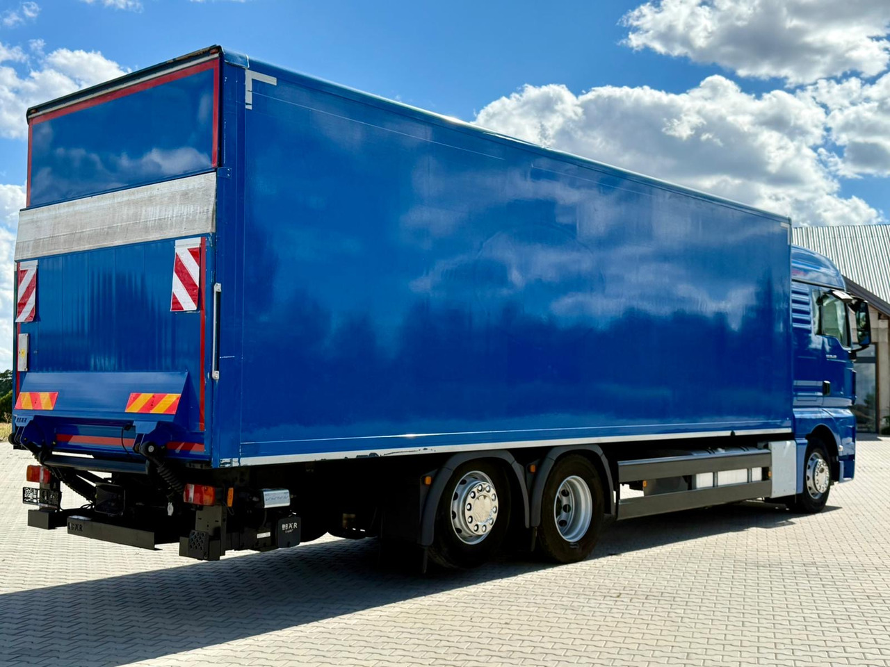 MAN TGX 26.420 / KONTENER / WINDA / 8.5 M DŁUGOŚCI / 21 EUROPALET / 6x2 / 3 OŚ PODNOSZONA I SKRĘTNA / ŁADOWNOŚĆ 14 415 KG / 2018 ROK / Z NIEMIEC - Грузовик с закрытым кузовом: фото 3 MAN TGX 26.420 / KONTENER / WINDA / 8.5 M DŁUGOŚCI / 21 EUROPALET / 6x2 / 3 OŚ PODNOSZONA I SKRĘTNA / ŁADOWNOŚĆ 14 415 KG / 2018 ROK / Z NIEMIEC - Грузовик с закрытым кузовом: фото 3
