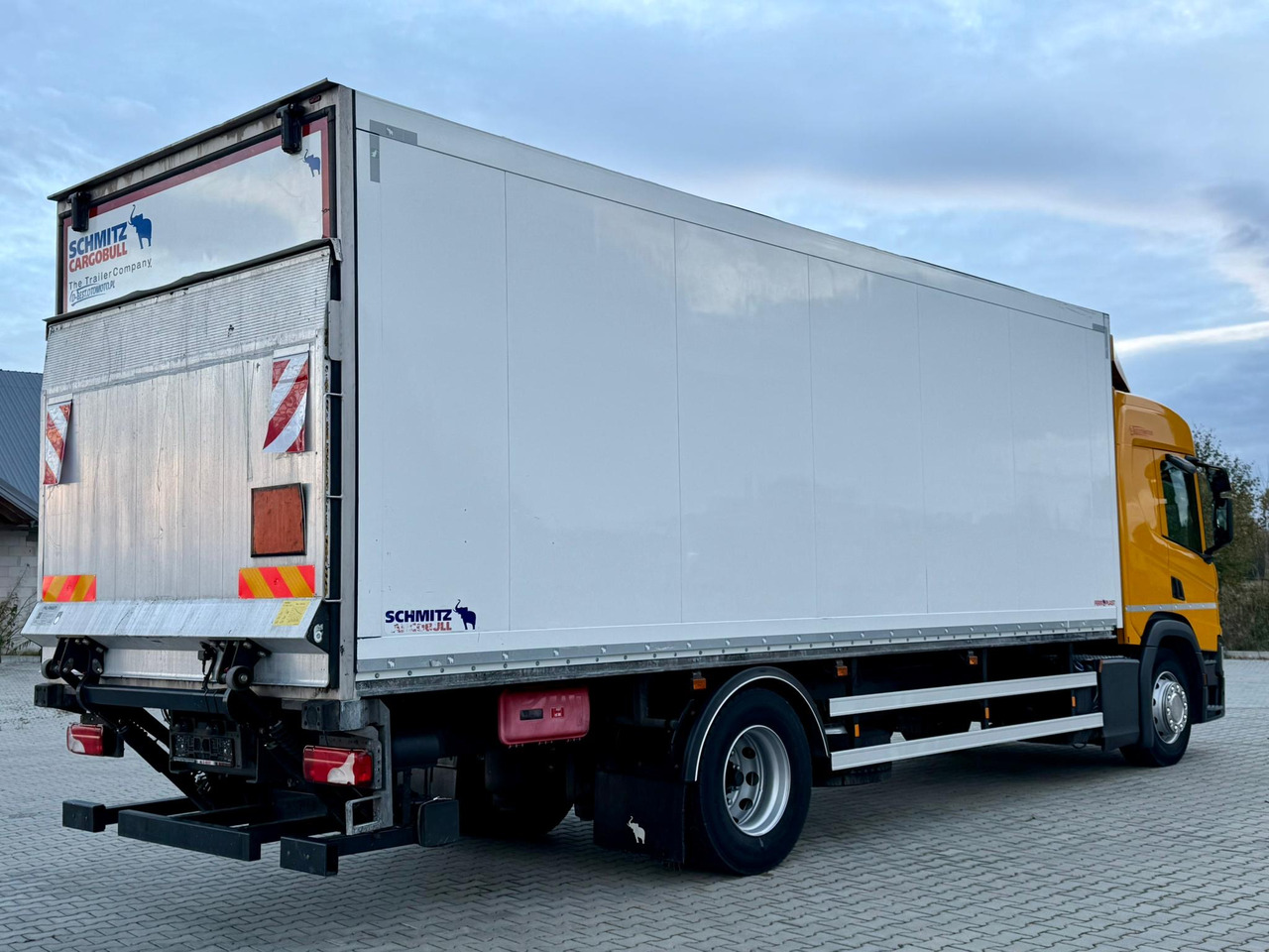 SCANIA P220 / IZOTERMA / WINDA / SCHMITZ / 18 PALET / SILNIK 6 / SYPIALKA / 2019 ROK / NISKI PRZEBIEG - Изотермический грузовик: фото 4 SCANIA P220 / IZOTERMA / WINDA / SCHMITZ / 18 PALET / SILNIK 6 / SYPIALKA / 2019 ROK / NISKI PRZEBIEG - Изотермический грузовик: фото 4