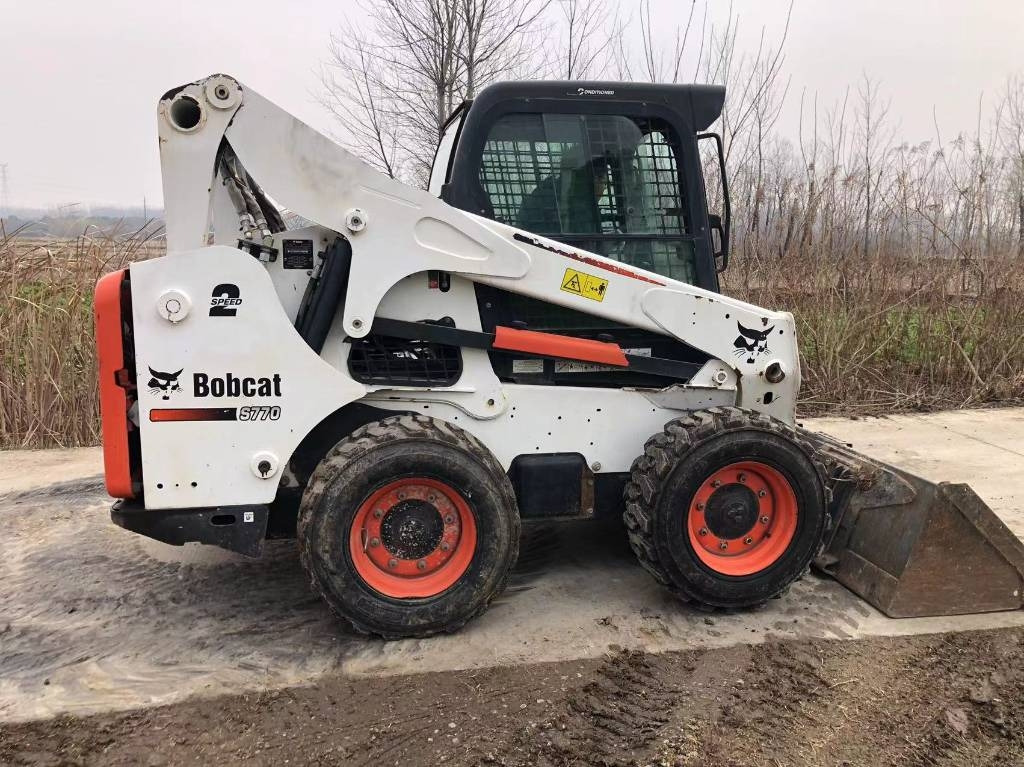 Bobcat T 770 - Мини-погрузчик с бортовым поворотом: фото 1 Bobcat T 770 - Мини-погрузчик с бортовым поворотом: фото 1