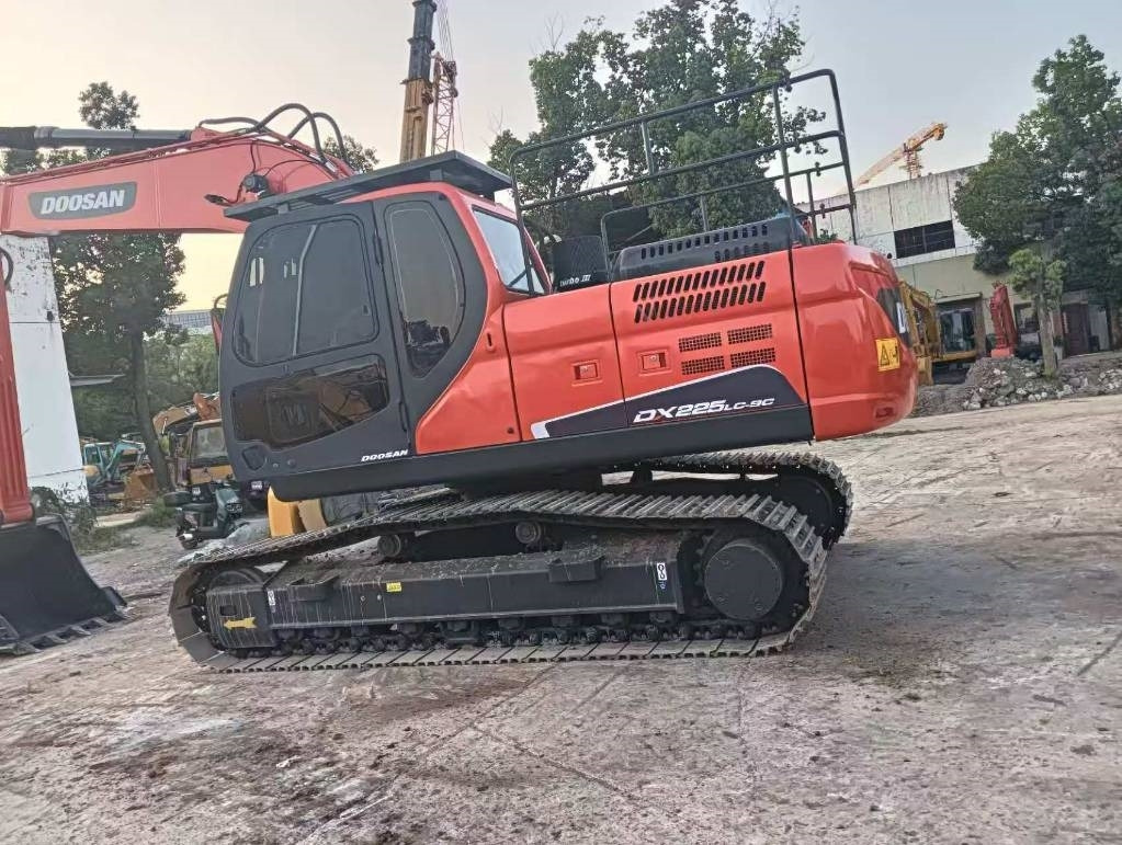 Doosan DX 225 LC-9C - Гусеничный экскаватор: фото 3 Doosan DX 225 LC-9C - Гусеничный экскаватор: фото 3