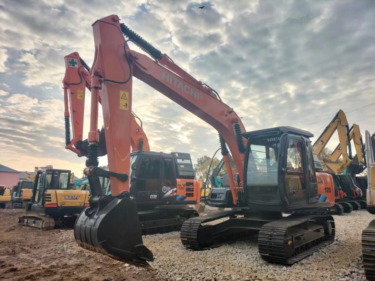 Hitachi ZX120 - Гусеничный экскаватор: фото 1 Hitachi ZX120 - Гусеничный экскаватор: фото 1
