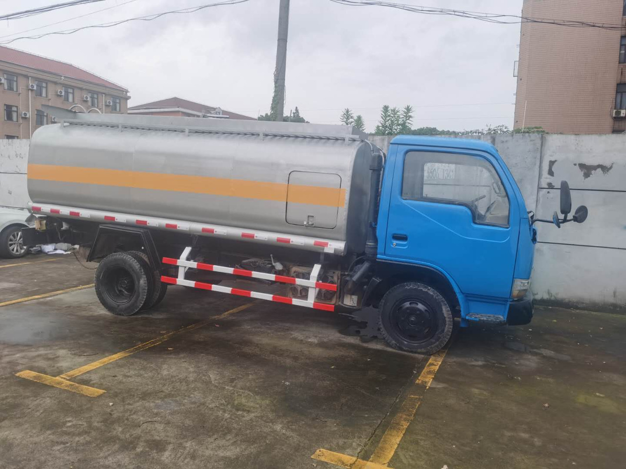 DONGFENG 6ton - Грузовик-цистерна: фото 1 DONGFENG 6ton - Грузовик-цистерна: фото 1