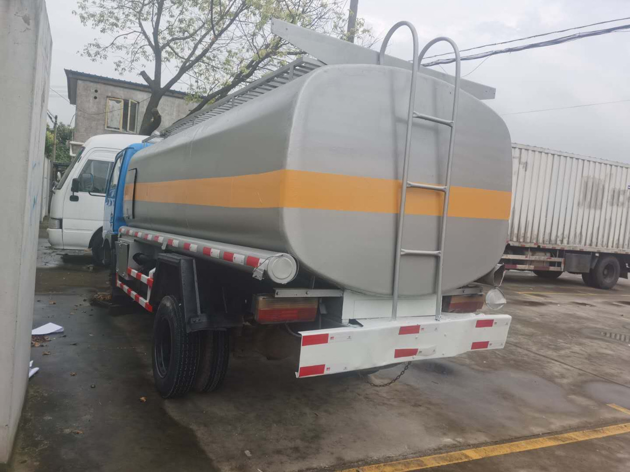 DONGFENG 6ton - Грузовик-цистерна: фото 3 DONGFENG 6ton - Грузовик-цистерна: фото 3