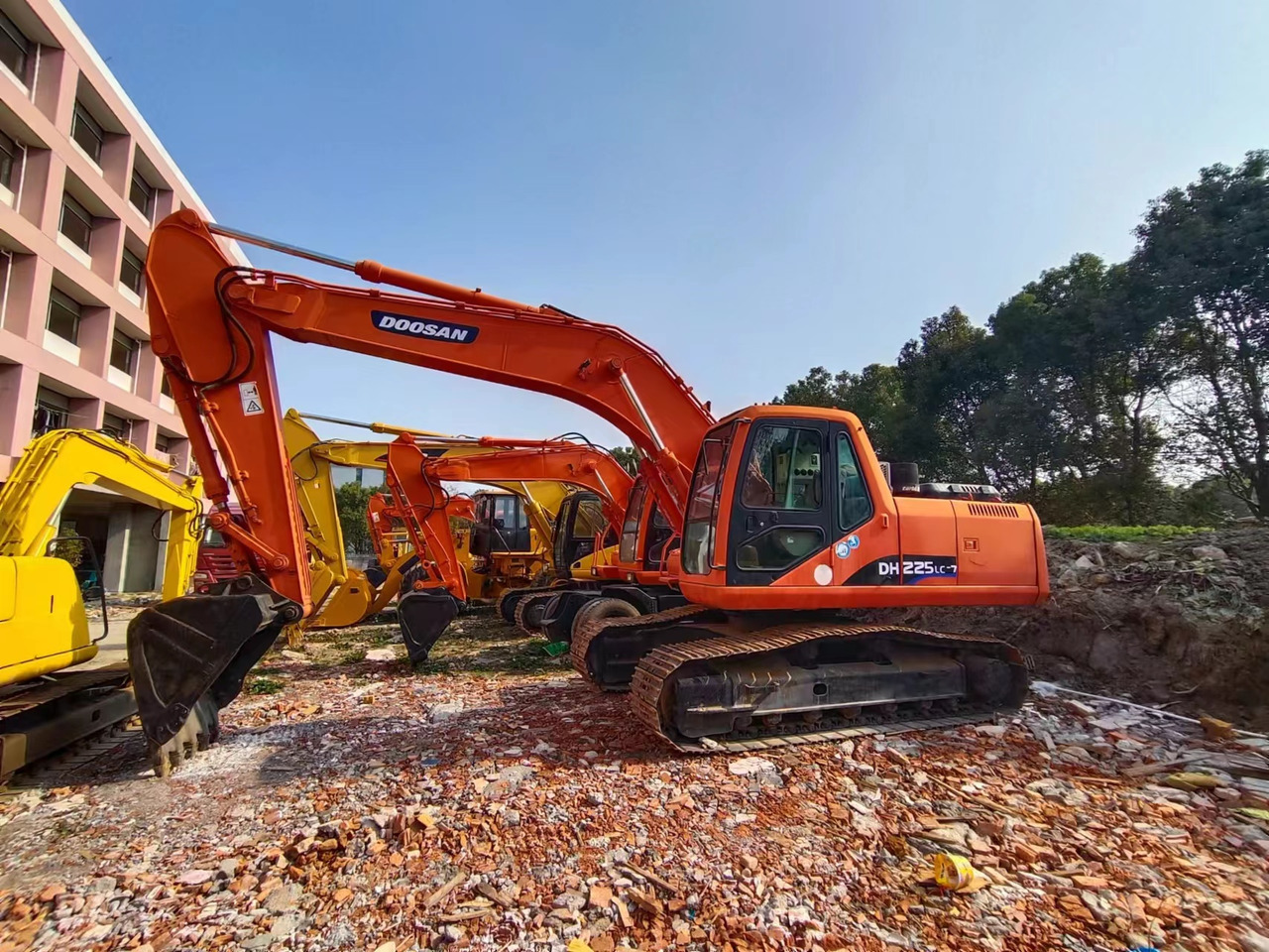 DOOSAN DH225LC-7 - Гусеничный экскаватор: фото 1 DOOSAN DH225LC-7 - Гусеничный экскаватор: фото 1