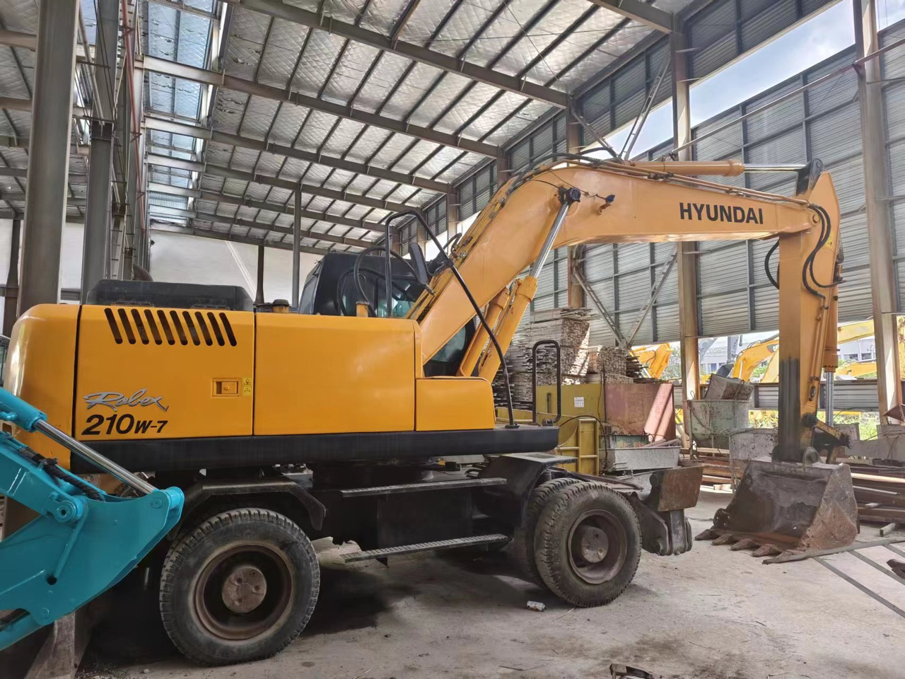 HYUNDAI 210W-7 - Колёсный экскаватор: фото 2 HYUNDAI 210W-7 - Колёсный экскаватор: фото 2