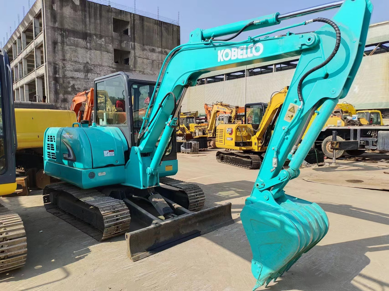 KOBELCO SK60-8 - Мини-экскаватор: фото 1 KOBELCO SK60-8 - Мини-экскаватор: фото 1