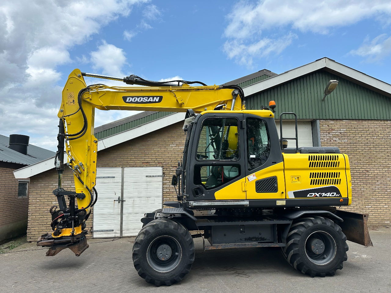Doosan DX140W-5 - Колёсный экскаватор: фото 1 Doosan DX140W-5 - Колёсный экскаватор: фото 1