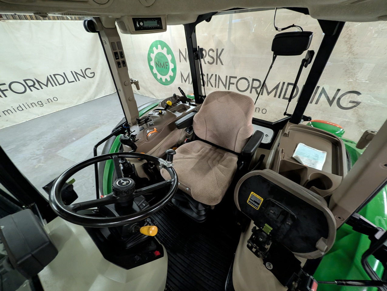 Трактор John Deere 5085M: фото 14