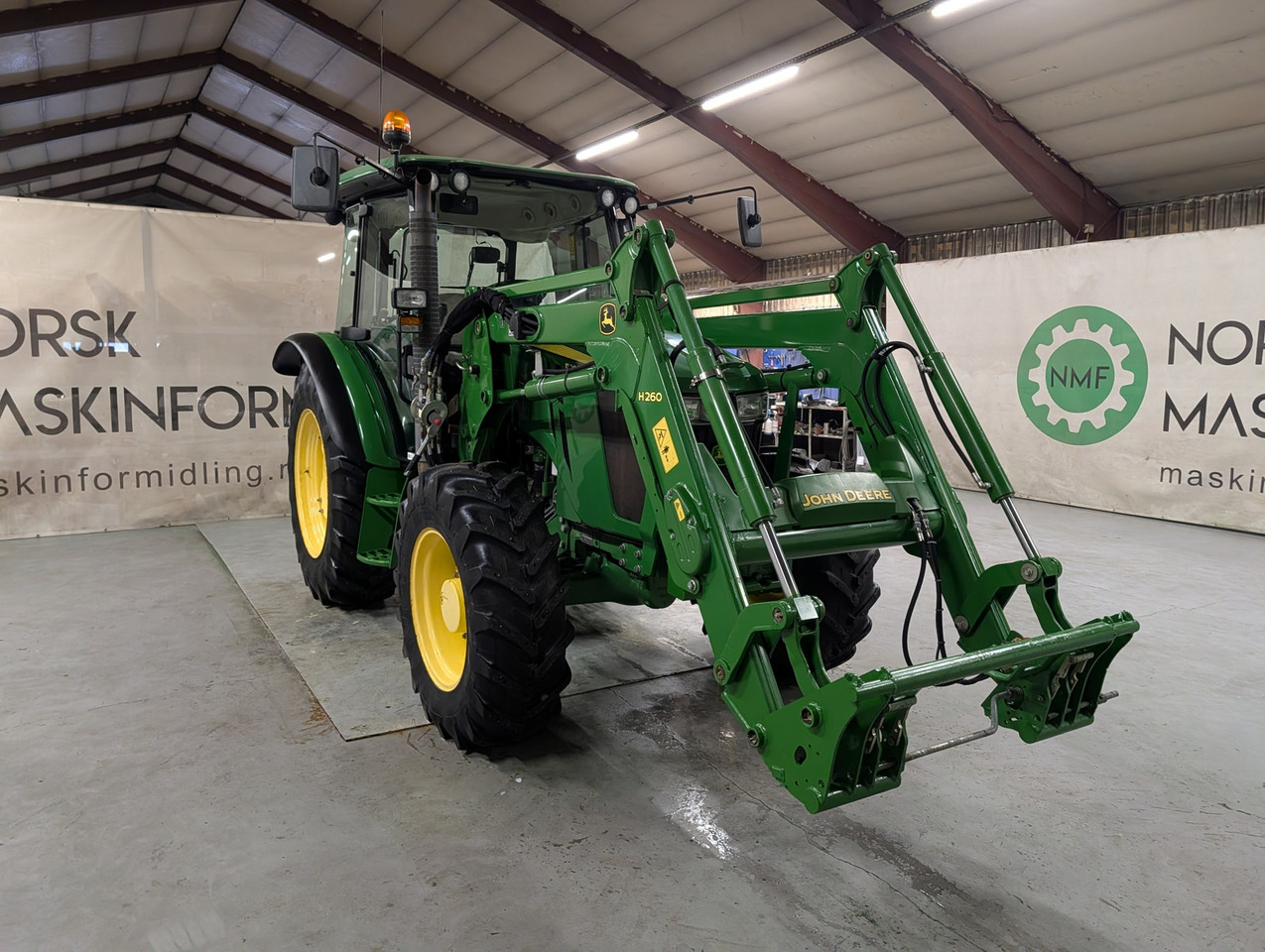 Трактор John Deere 5085M: фото 7