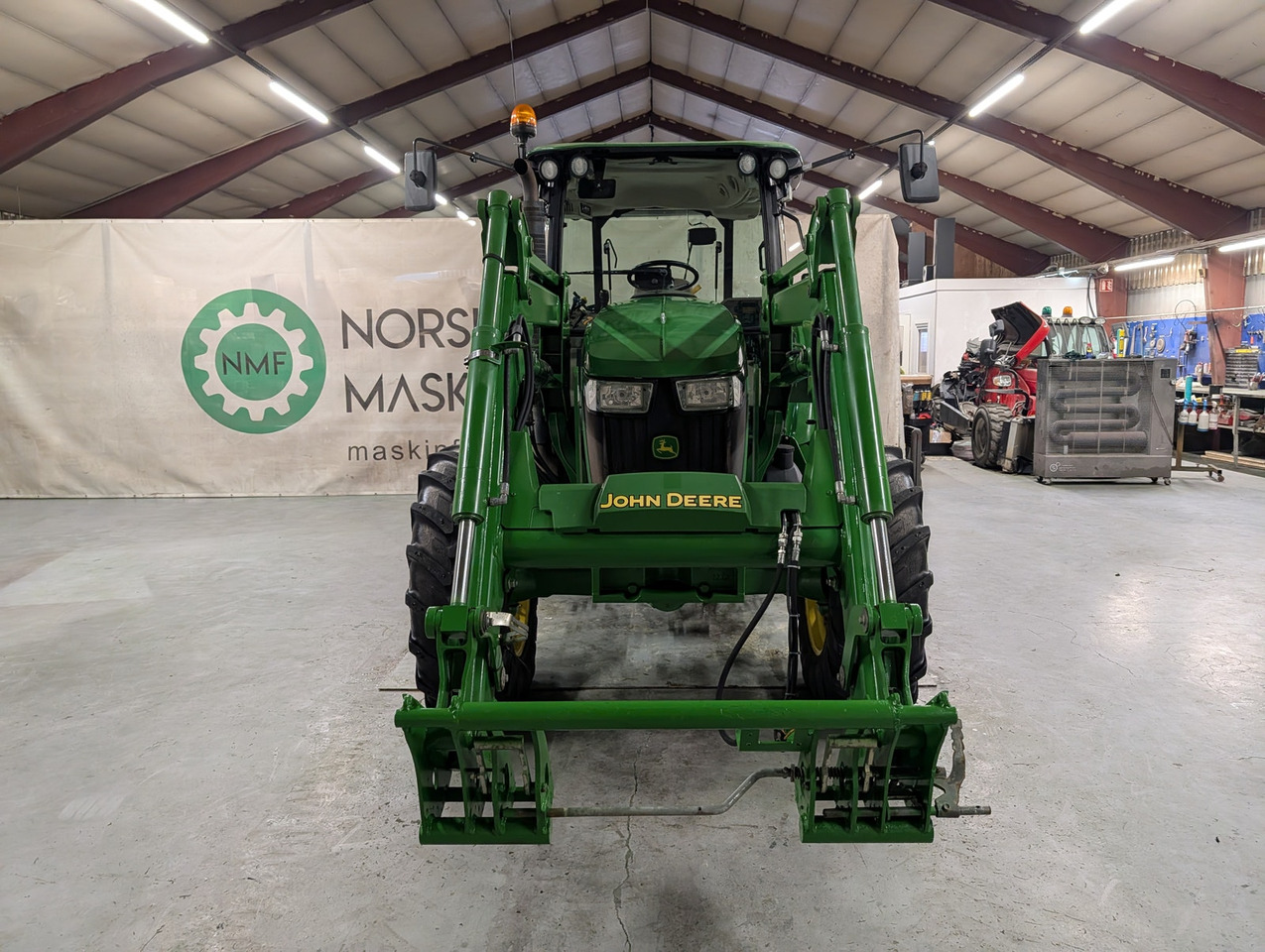Трактор John Deere 5085M: фото 8