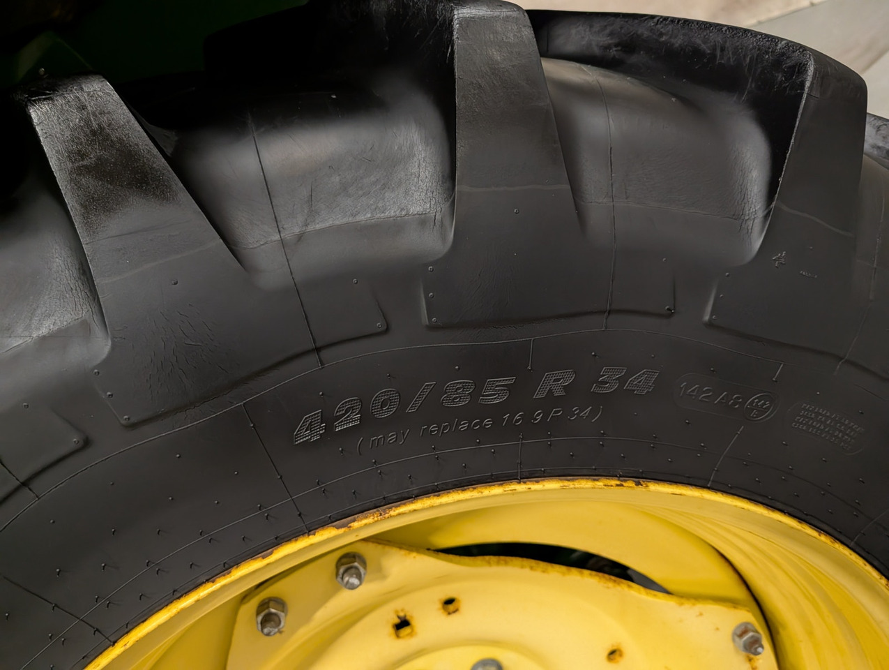Трактор John Deere 5085M: фото 11