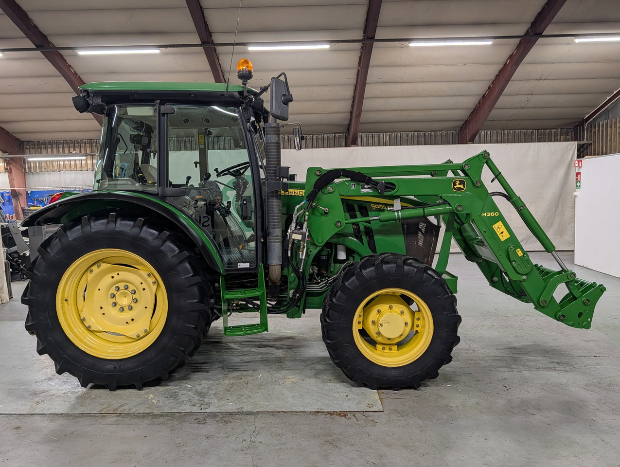 Трактор John Deere 5085M: фото 6