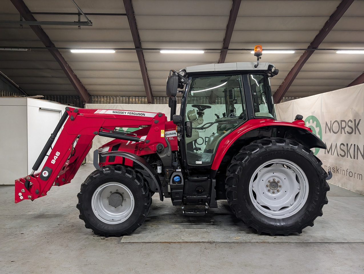 Massey Ferguson 5712SL - Трактор: фото 2 Massey Ferguson 5712SL - Трактор: фото 2