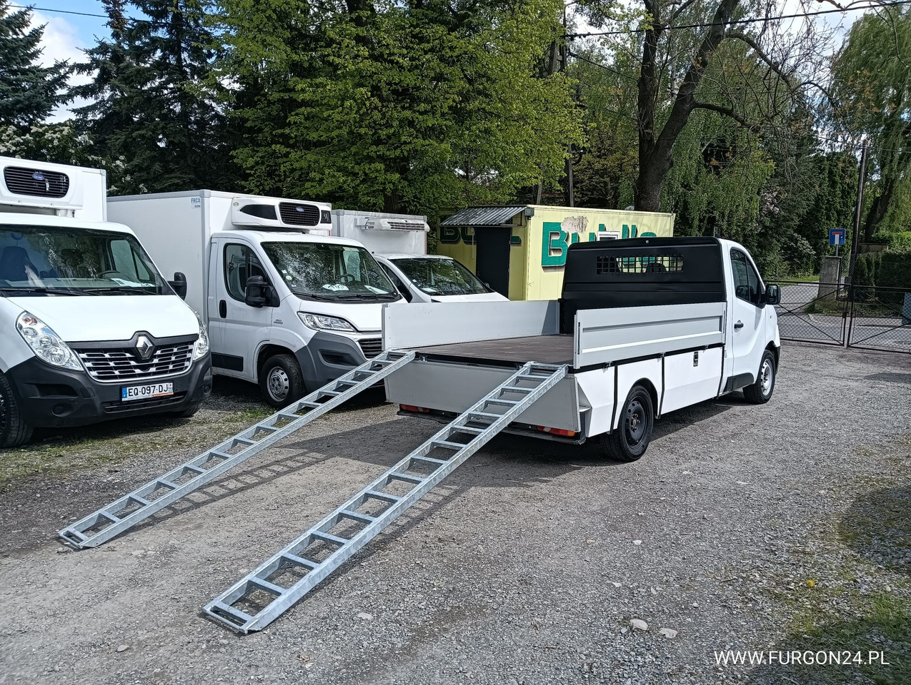 RENAULT TRAFIC SKRZYNIA PAKA Z NAJAZDAMI I PÓŁKAMI NR 689 - Малотоннажный бортовой грузовик: фото 4 RENAULT TRAFIC SKRZYNIA PAKA Z NAJAZDAMI I PÓŁKAMI NR 689 - Малотоннажный бортовой грузовик: фото 4