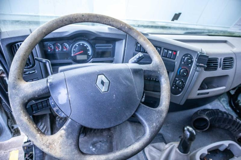 Фото интерьера 2: Грузовик-цистерна Для транспортировки пищевых продуктов Renault PREMIUM 320 DXI+CITERNE ALIMENTAIRE ( engine problem)