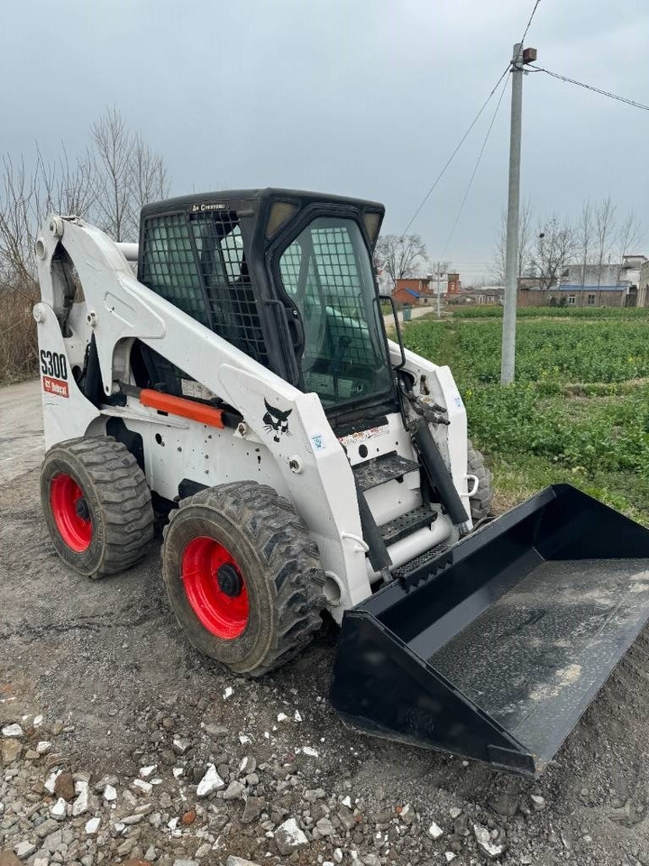 Bobcat S 300 - Мини-погрузчик с бортовым поворотом: фото 4 Bobcat S 300 - Мини-погрузчик с бортовым поворотом: фото 4