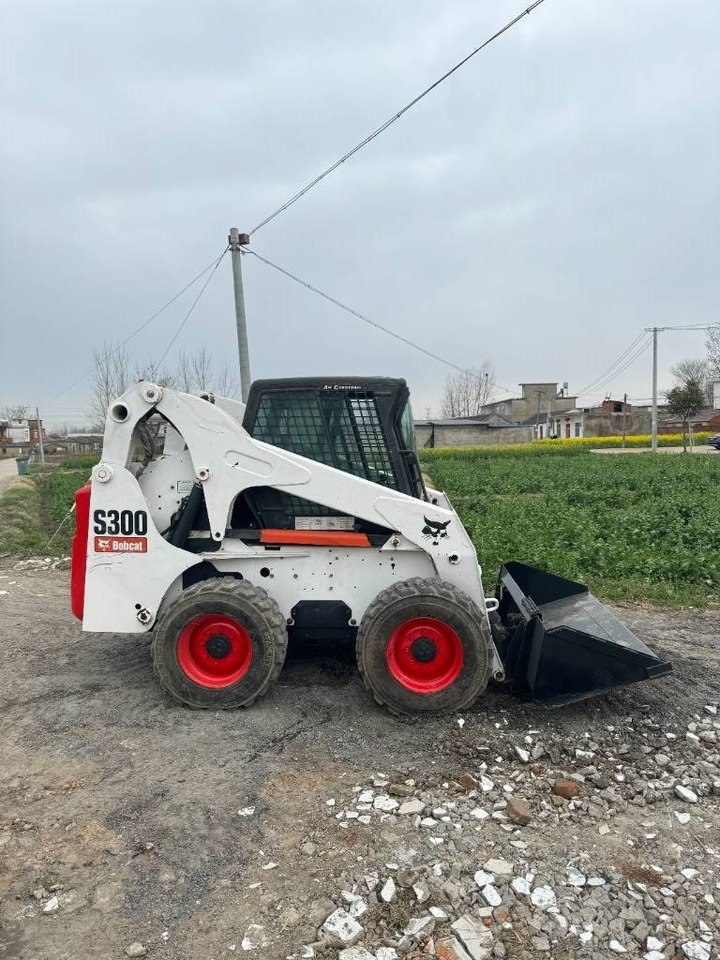 Bobcat S 300 - Мини-погрузчик с бортовым поворотом: фото 1 Bobcat S 300 - Мини-погрузчик с бортовым поворотом: фото 1