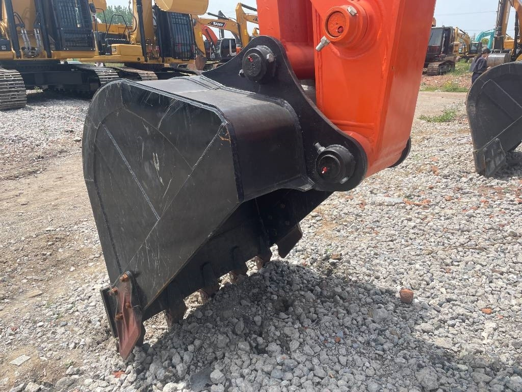 Hitachi ZX 200 - Гусеничный экскаватор: фото 3 Hitachi ZX 200 - Гусеничный экскаватор: фото 3