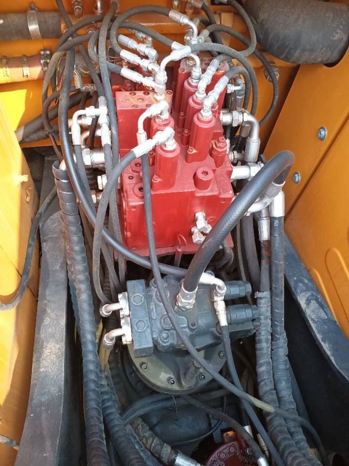 Hyundai R150W - Колёсный экскаватор: фото 3 Hyundai R150W - Колёсный экскаватор: фото 3