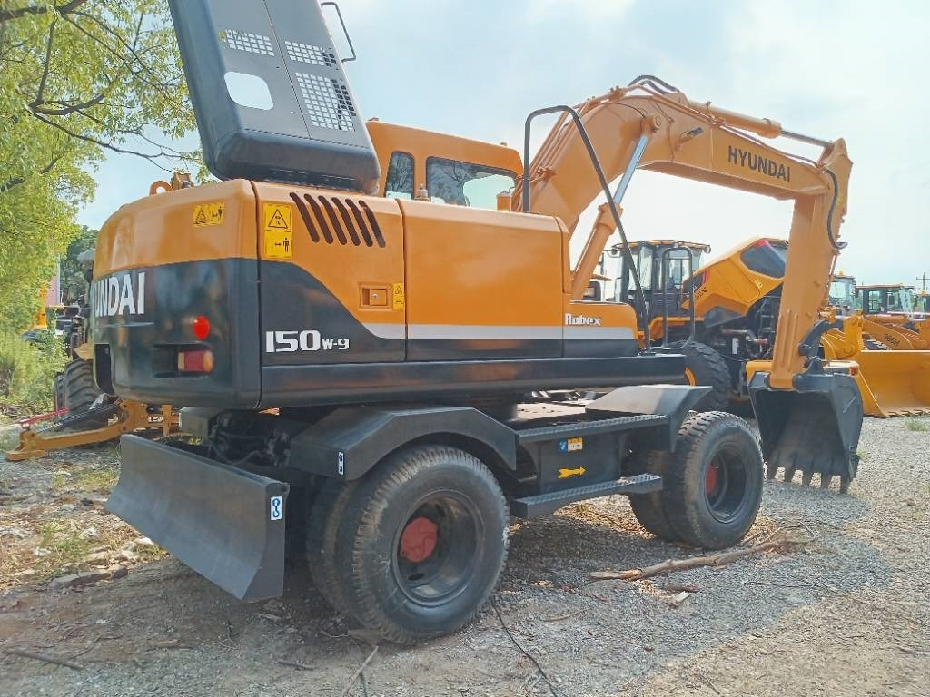 Hyundai R150W - Колёсный экскаватор: фото 1 Hyundai R150W - Колёсный экскаватор: фото 1
