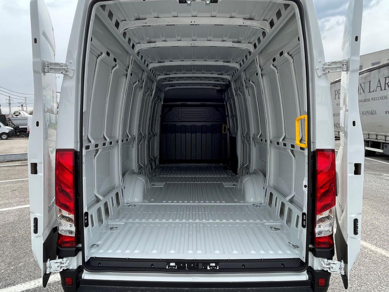 Iveco DAILY VAN, 2,3D 156k, 35S16 V - Цельнометаллический фургон: фото 5 Iveco DAILY VAN, 2,3D 156k, 35S16 V - Цельнометаллический фургон: фото 5