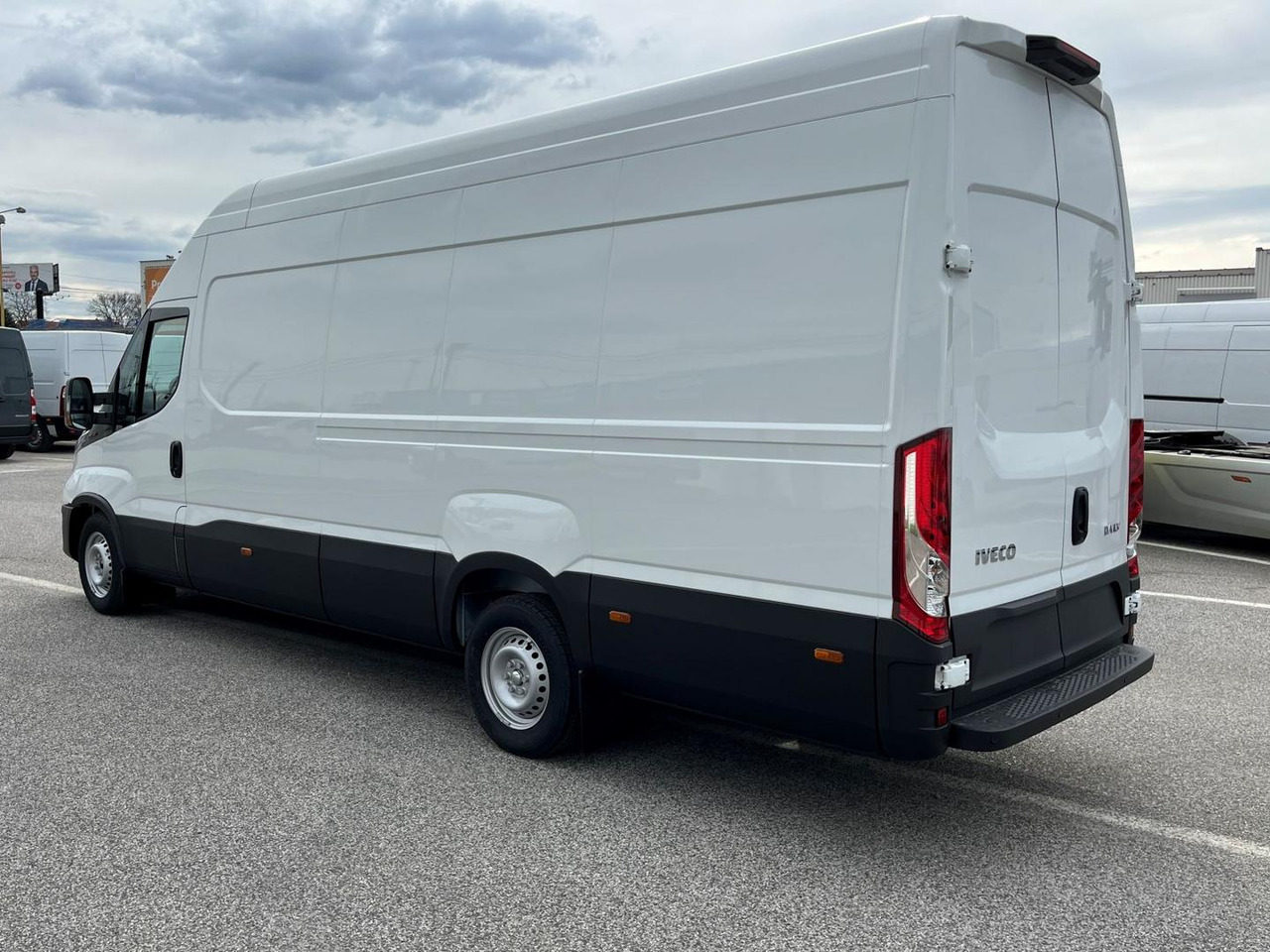 Iveco DAILY VAN, 3.0 D 176k, 35S18H V Evolution H3 - Цельнометаллический фургон: фото 2 Iveco DAILY VAN, 3.0 D 176k, 35S18H V Evolution H3 - Цельнометаллический фургон: фото 2